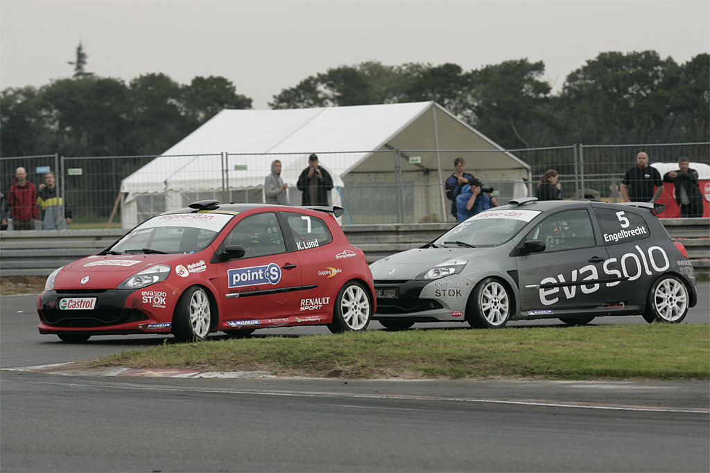 Inden løbet på Sturup Raceway indtager Kim Lund (7) og Jan Engelbrecht (5) femte- og sjettepladsen i Tegee-Dan Clio Cup
(Foto: Henning Smed / <A HREF=http://www.danskerbiler.dk/danskerchassiser/index.php TARGET=blank >DanskerBiler.dk</A>)